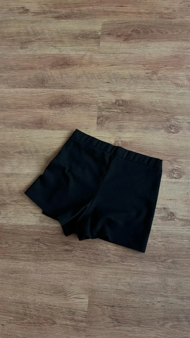 Чёрная юбка-шорты, женственный стиль 3