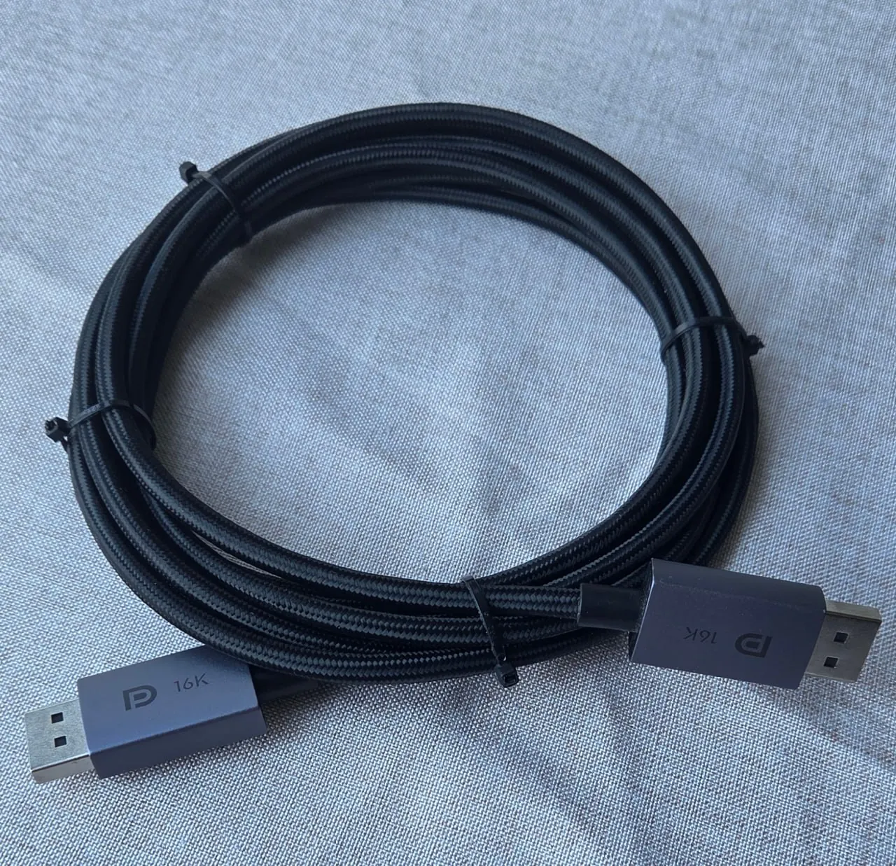 USB Bluetooth и Wi-Fi адаптеры, хаб, кабель DisplayPort 6