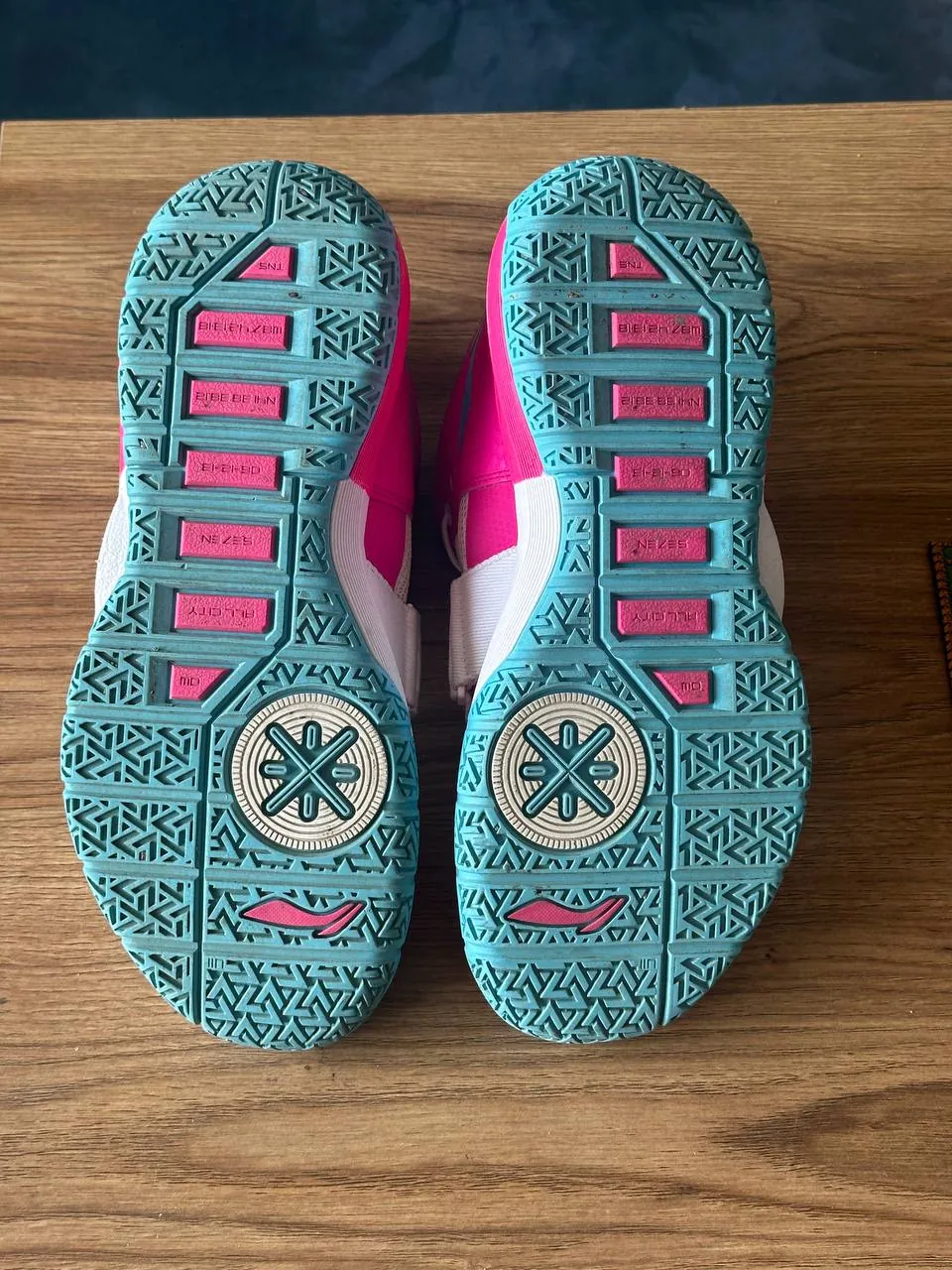 Кроссовки Li-Ning и Adidas Yeezy 350 5