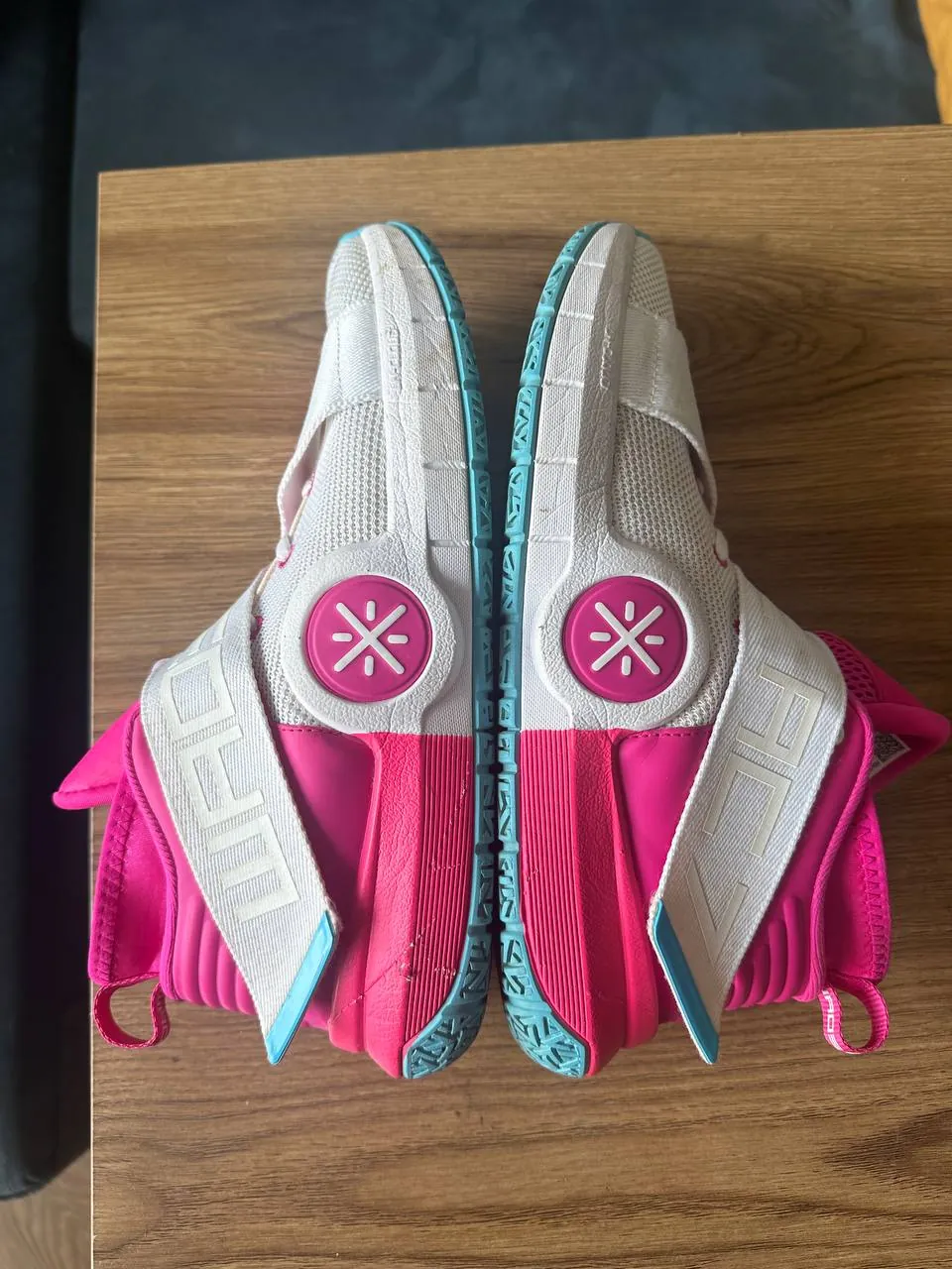 Кроссовки Li-Ning и Adidas Yeezy 350 3