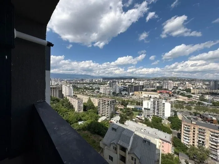 Квартира 95 м² с 3 комнатами в Сабуртало 10