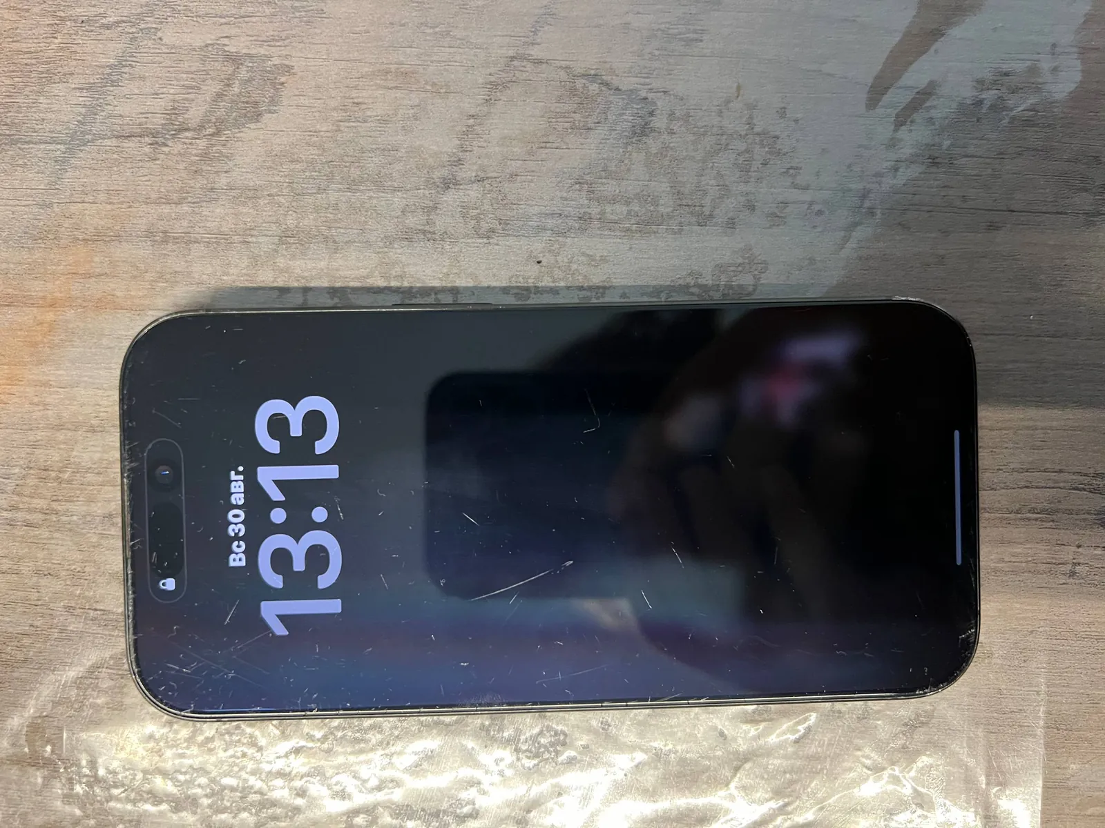 IPhone 16 Pro рабочий с трещиной на крышке 1