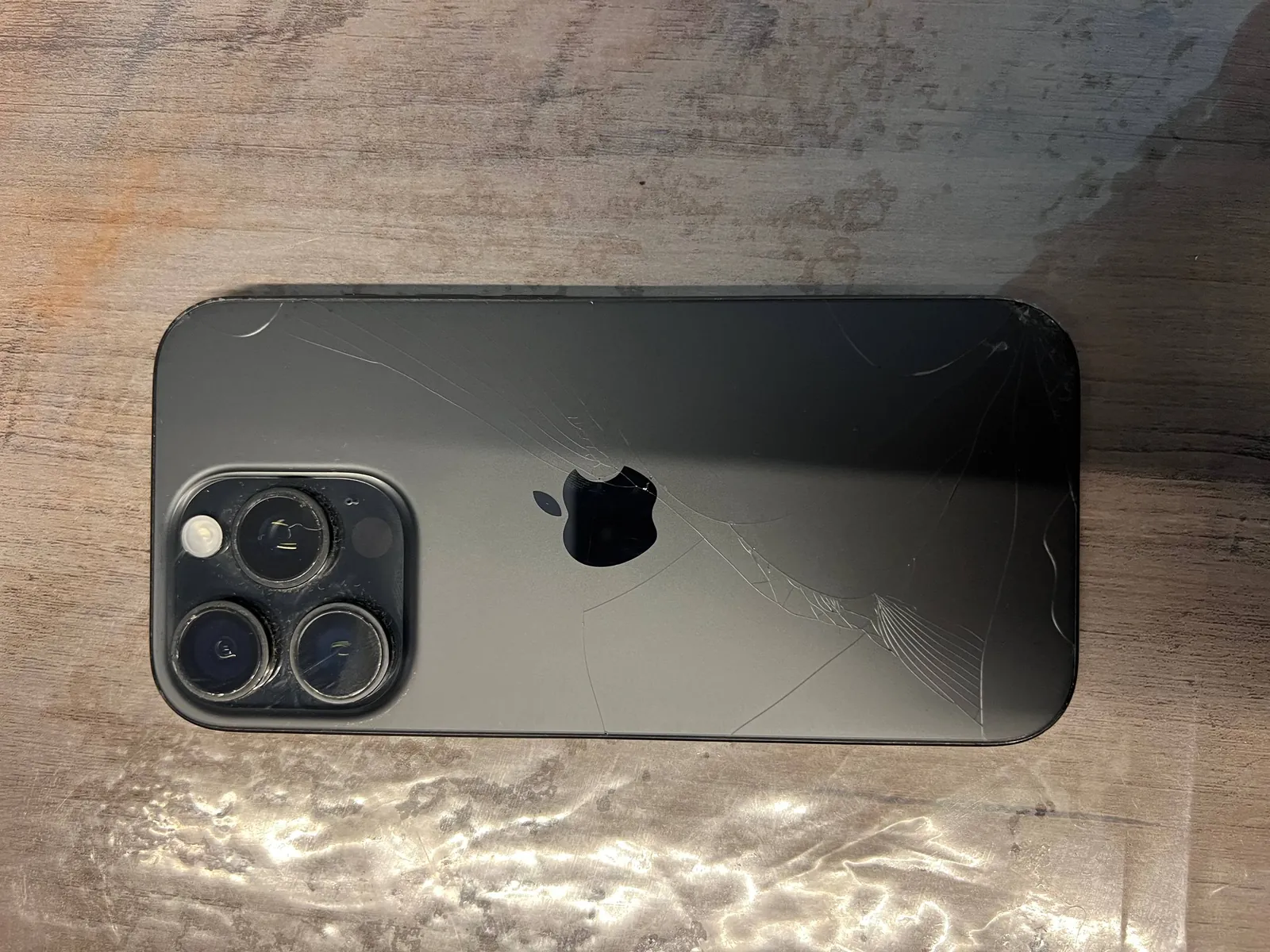 IPhone 16 Pro рабочий с трещиной на крышке 2