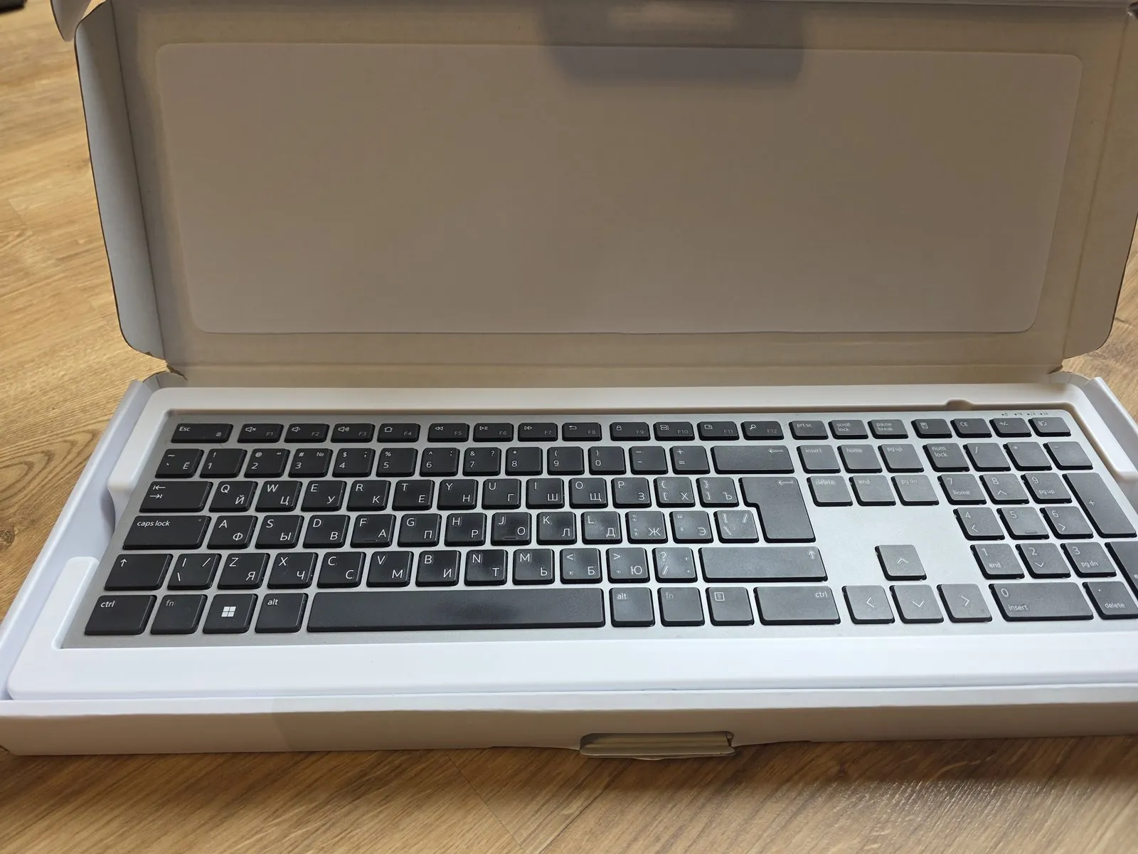 Беспроводная клавиатура Dell KB700 с русской раскладкой 1