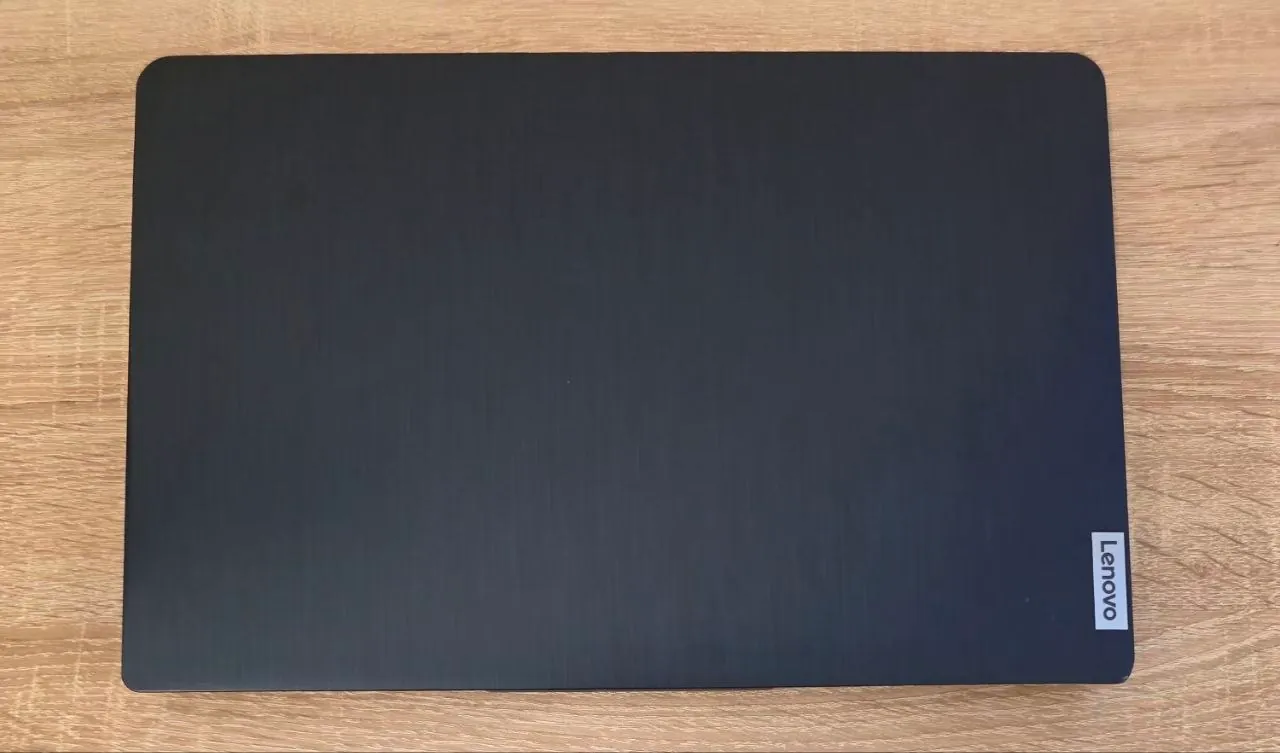 Ноутбук Lenovo IdeaPad 3 и карта памяти 2