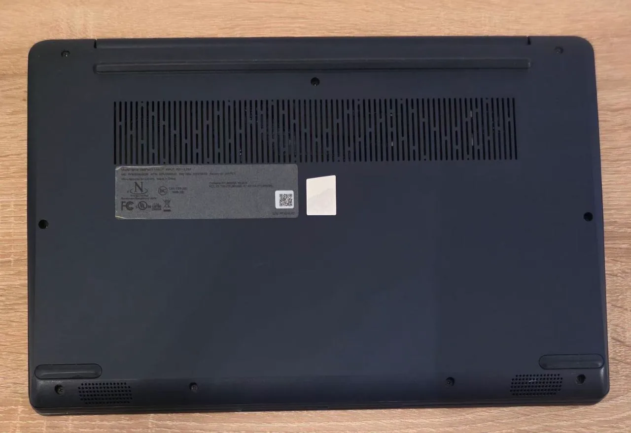 Ноутбук Lenovo IdeaPad 3 и карта памяти 3