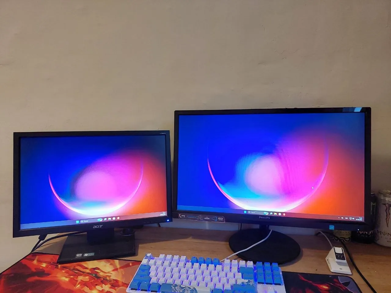 Два монитора Acer и Philips Full HD 1