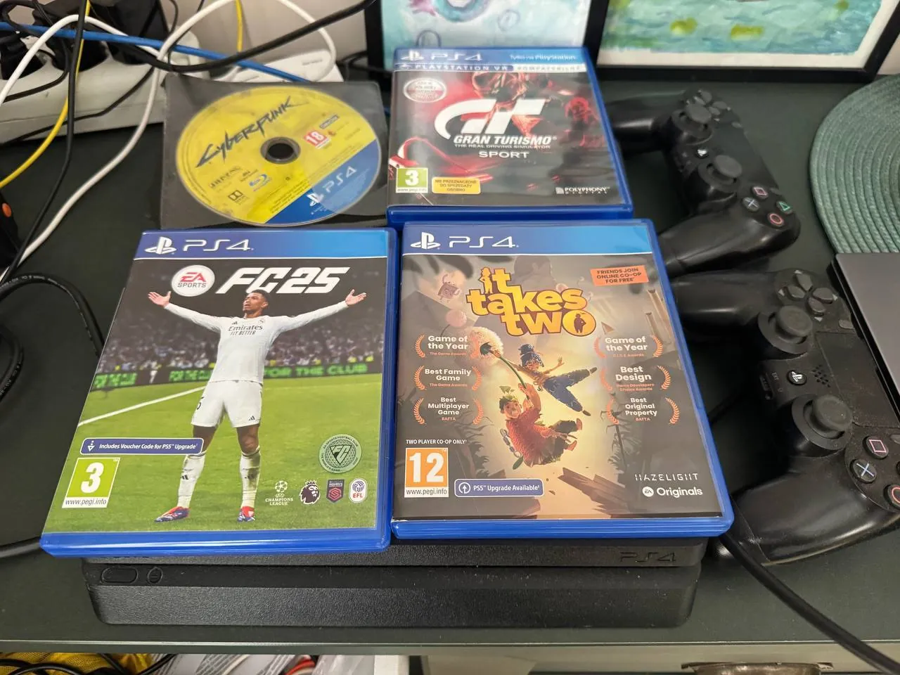 PlayStation 4 Slim с играми и геймпадами 1