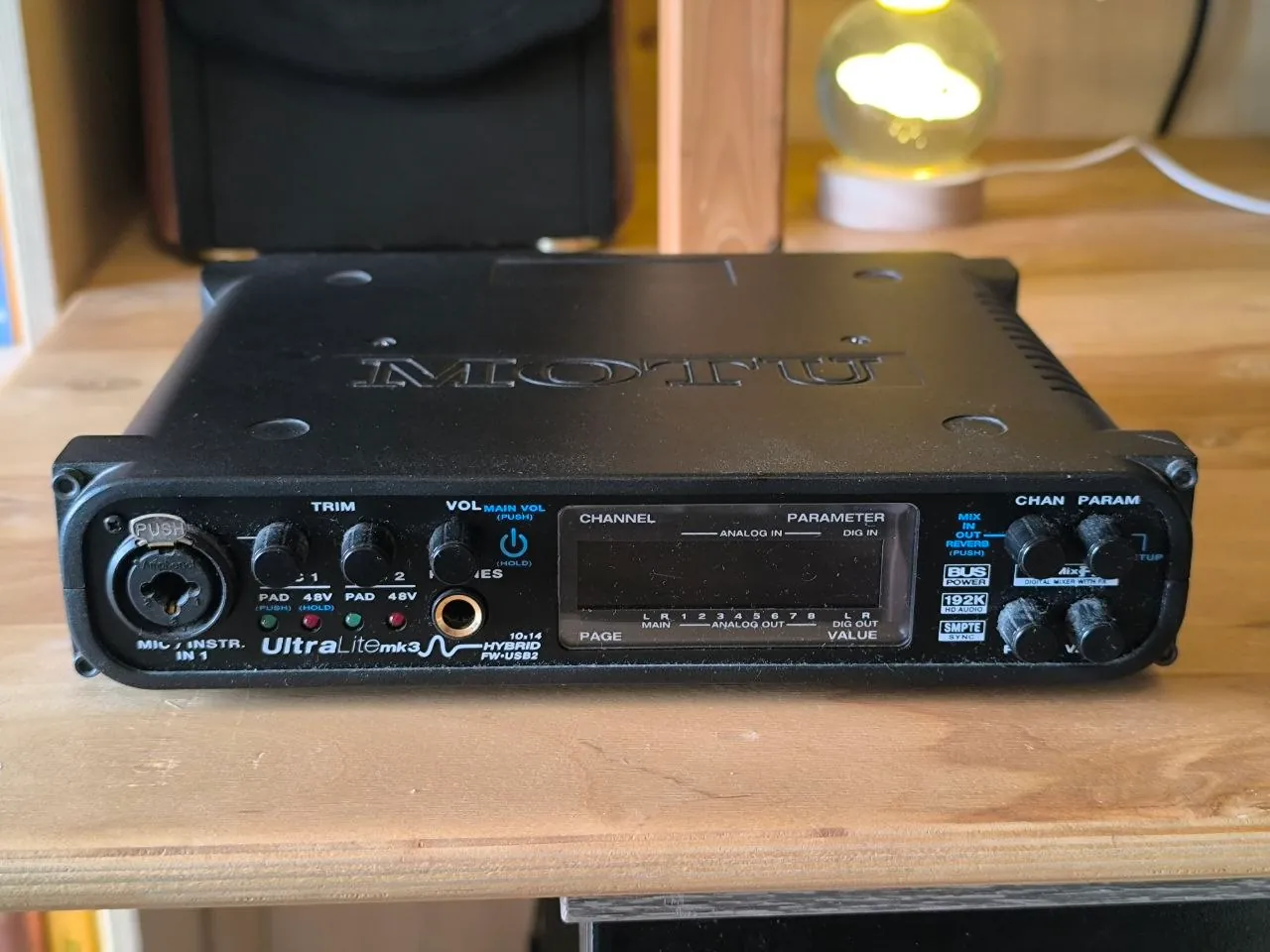 Звуковой аудиоинтерфейс MOTU UltraLite-mk3 Hybrid 1