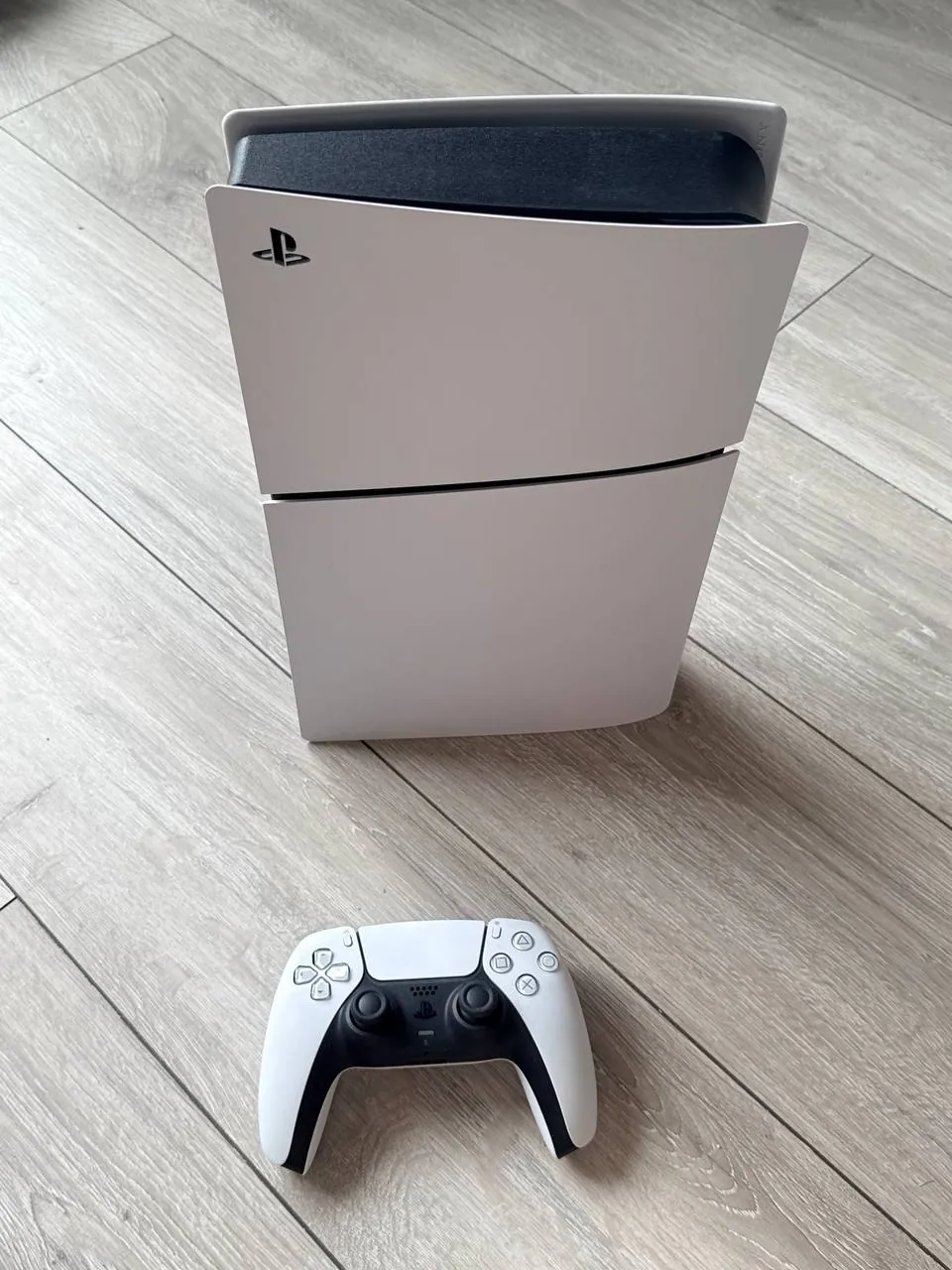 Игровая консоль PlayStation 5 с контроллером 1