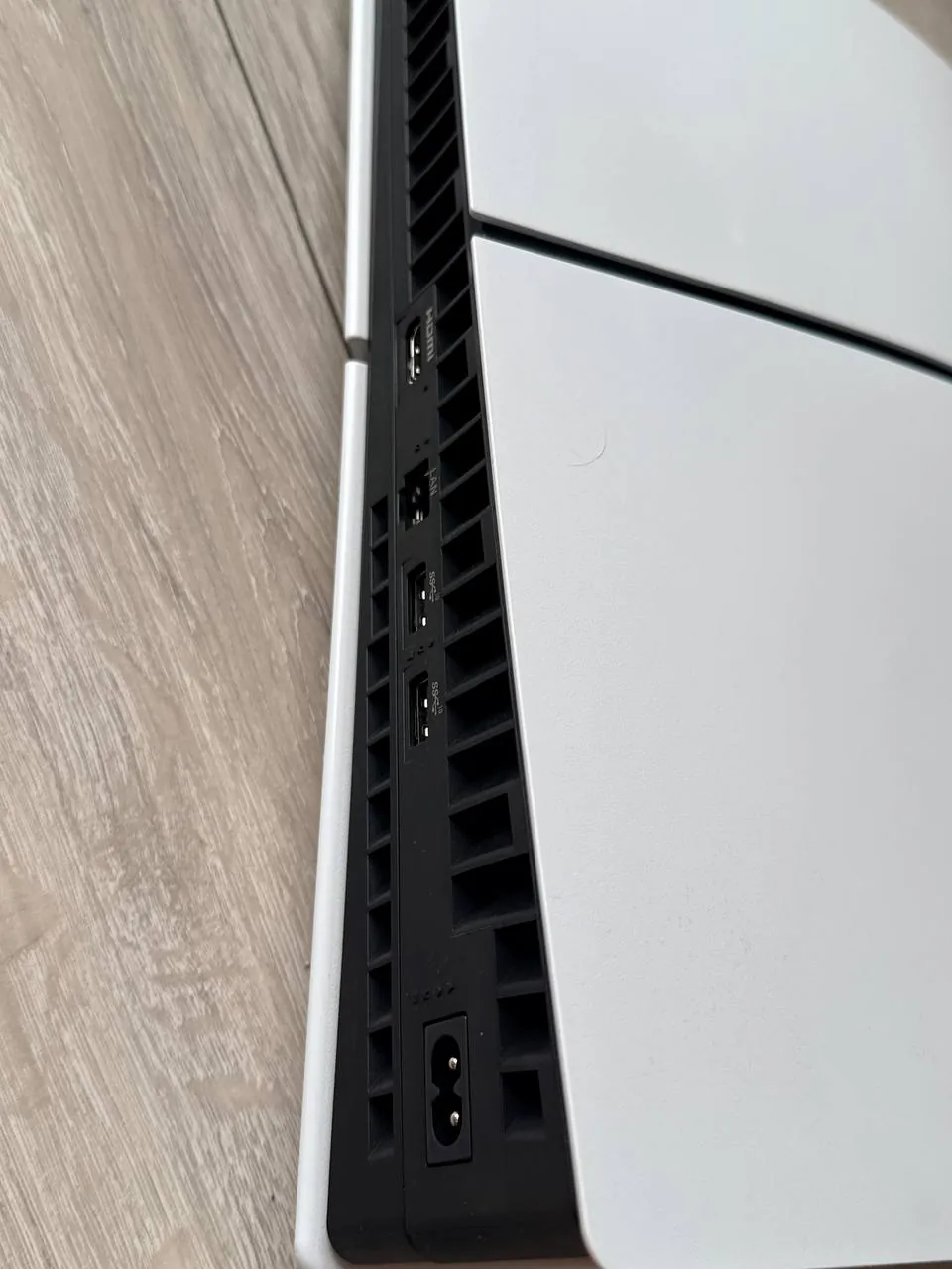 Игровая консоль PlayStation 5 с контроллером 4