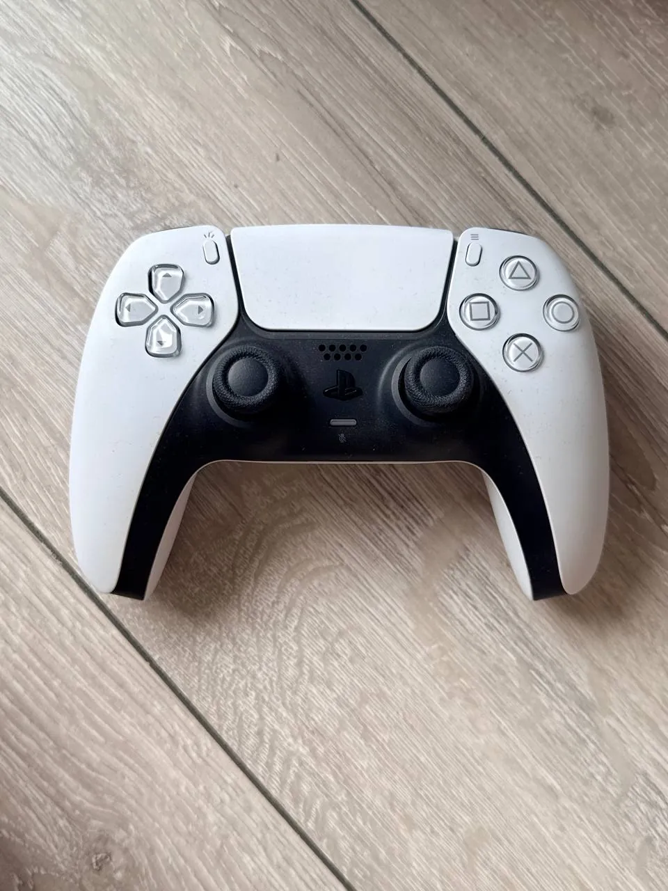 Игровая консоль PlayStation 5 с контроллером 2