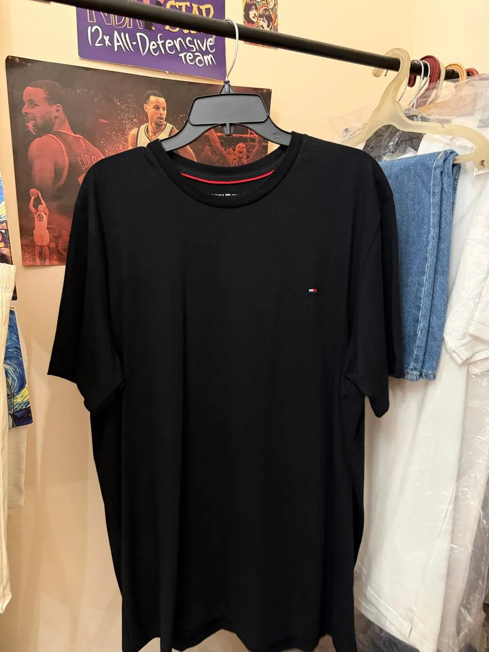 Adidas бомбер, шорты Levi's, майки Tommy 5