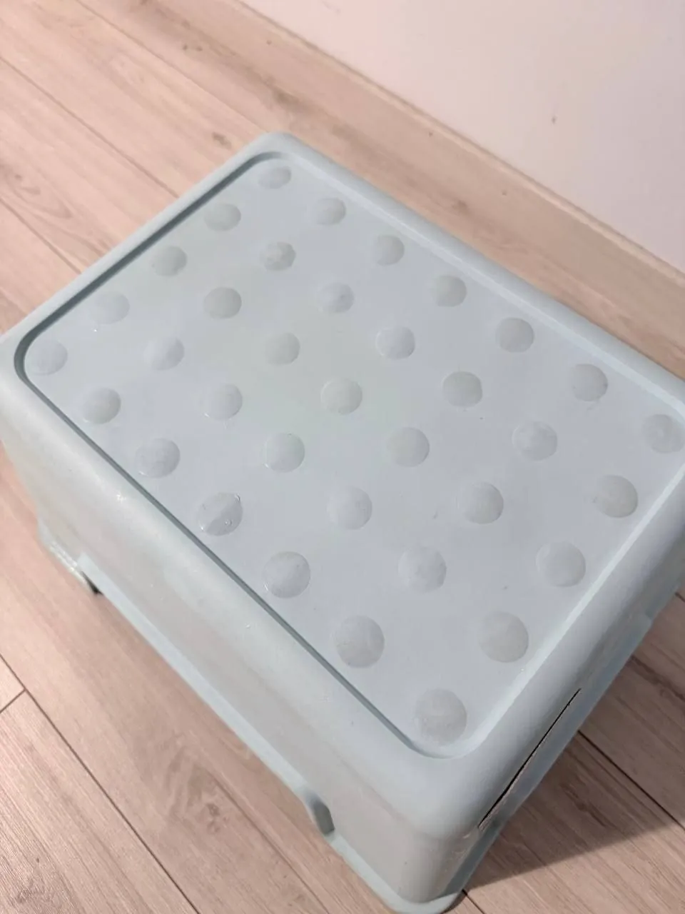 Пластиковая табуретка-ступенька IKEA 3