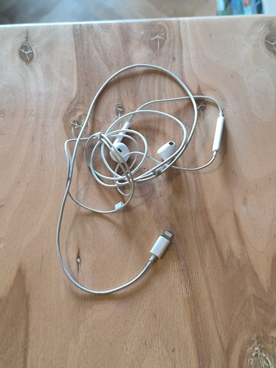 AirPods оригинальные с разъёмом Lightning 1