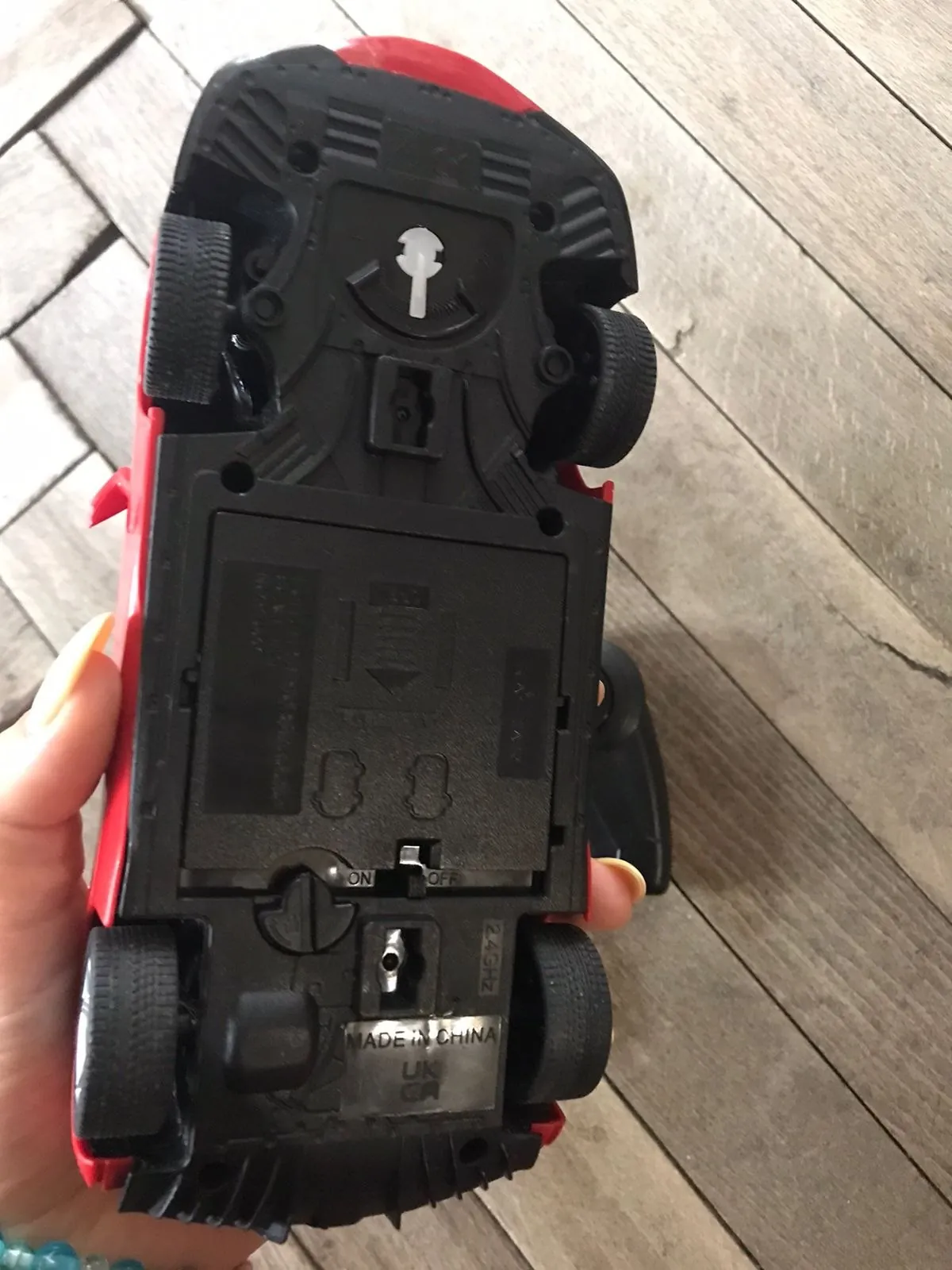 Игрушечная машинка Ferrari на пульте управления 2