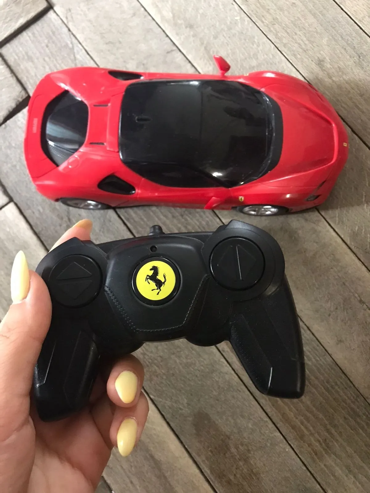 Игрушечная машинка Ferrari на пульте управления 1