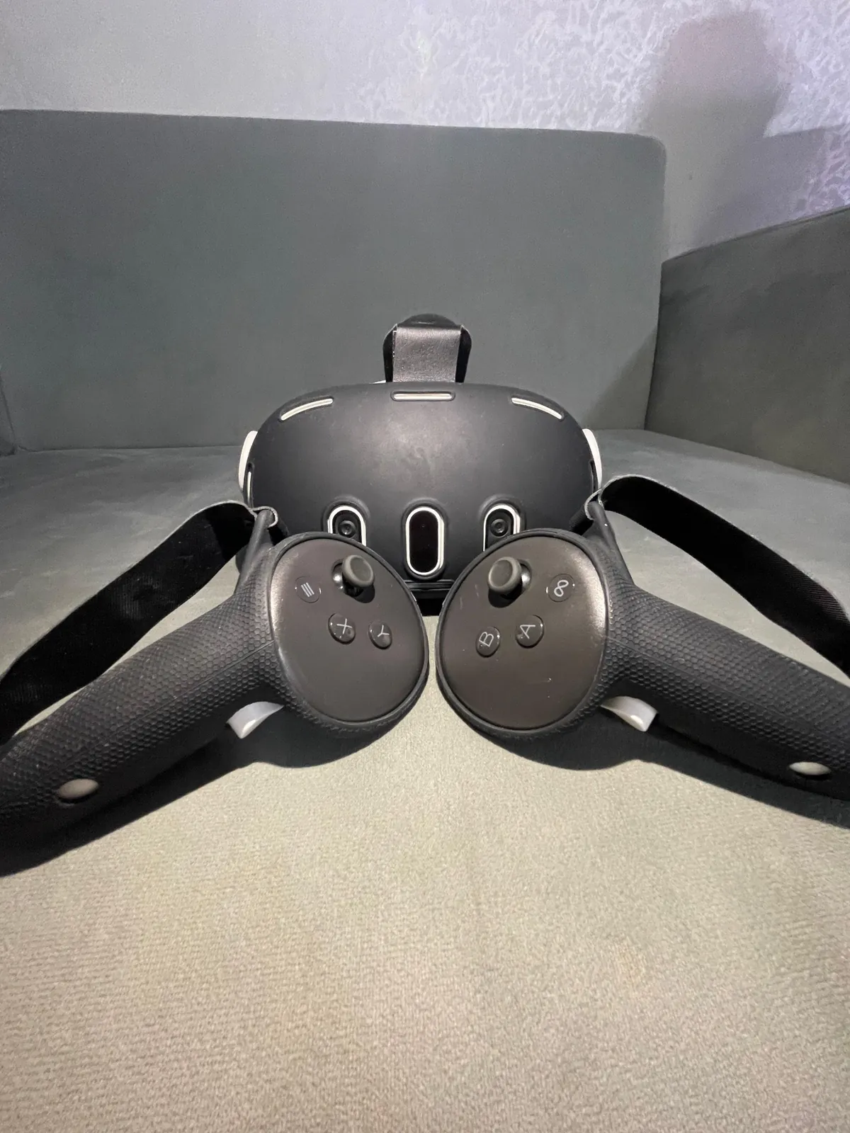 VR-шлем Meta Quest 3 с контроллерами 4