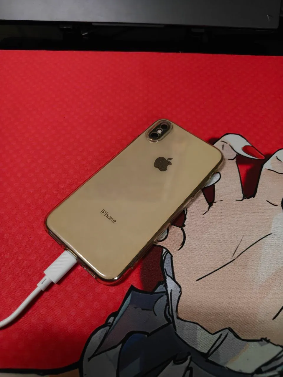IPhone Xs 64 ГБ золотой с чехлом 6