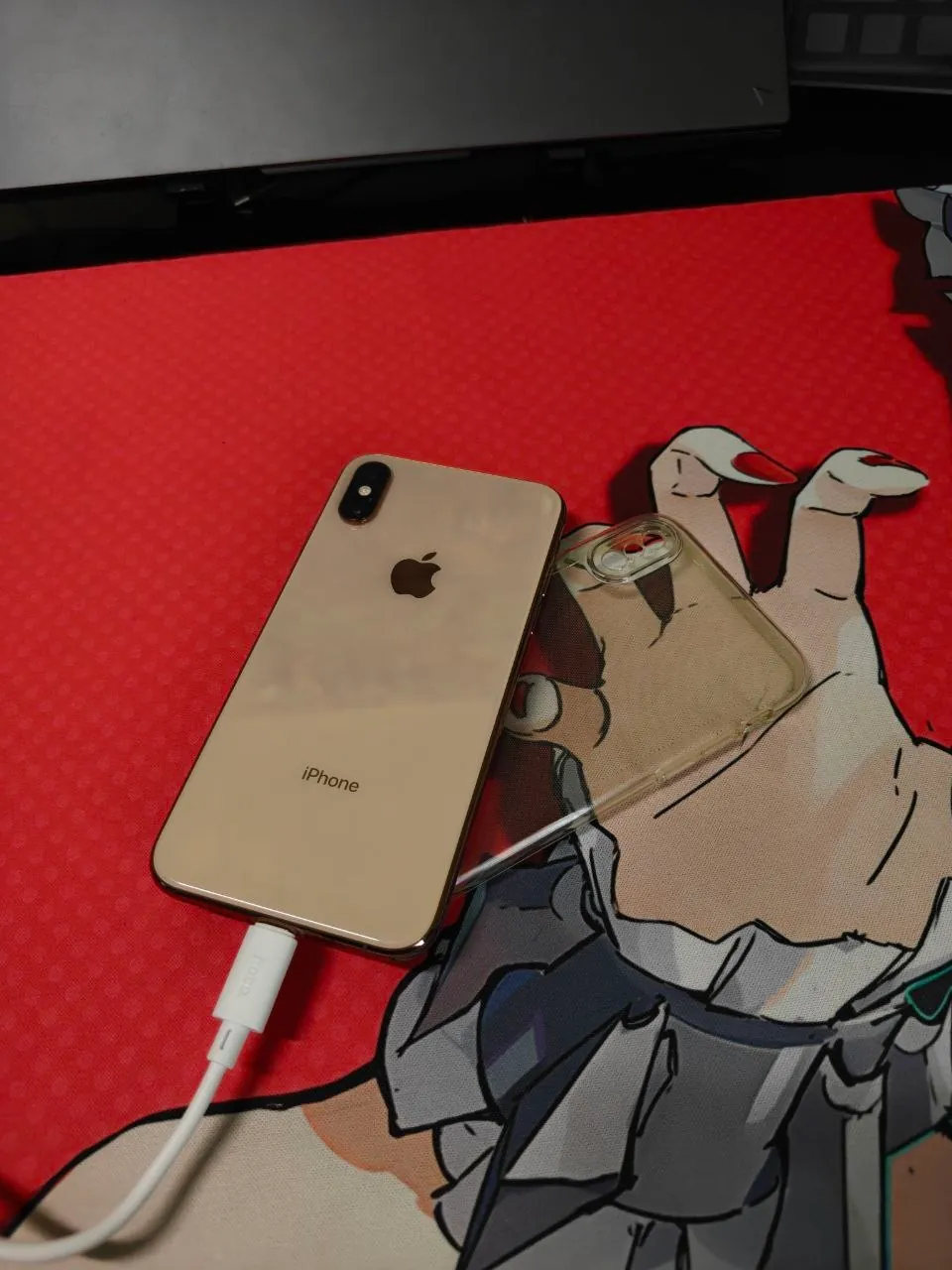 IPhone Xs 64 ГБ золотой с чехлом 1