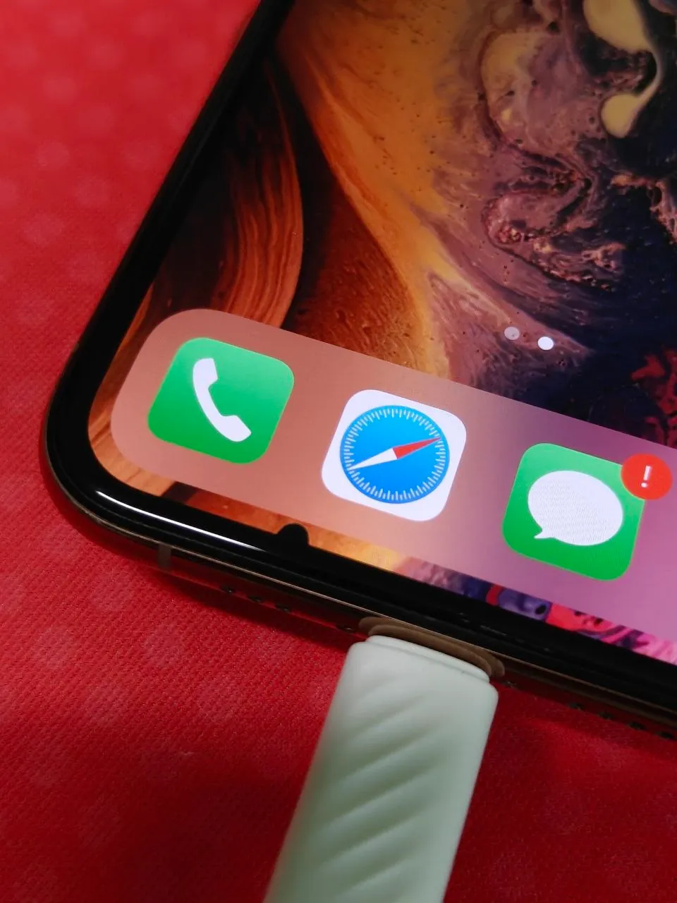 IPhone Xs 64 ГБ золотой с чехлом 3