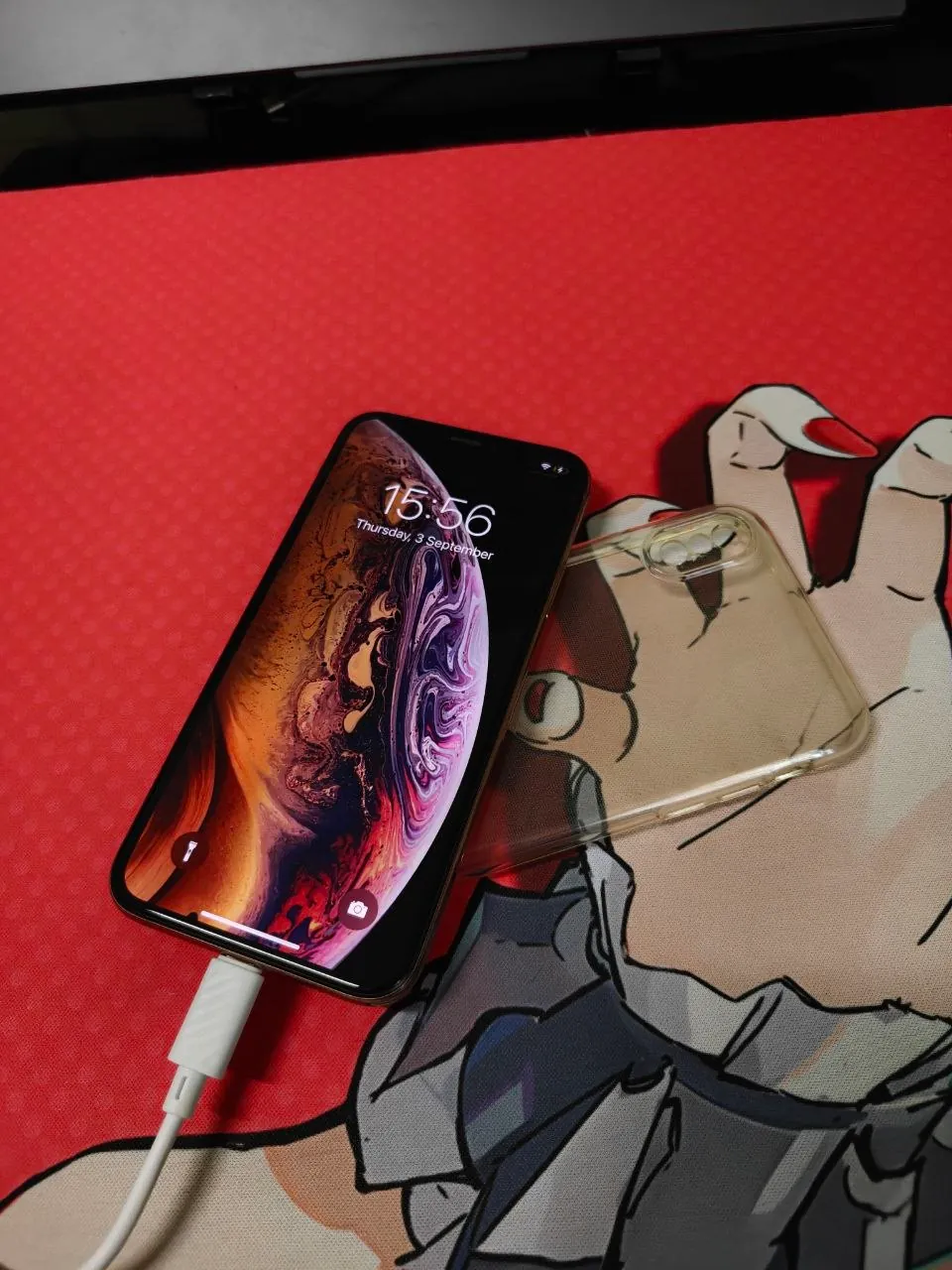 IPhone Xs 64 ГБ золотой с чехлом 2