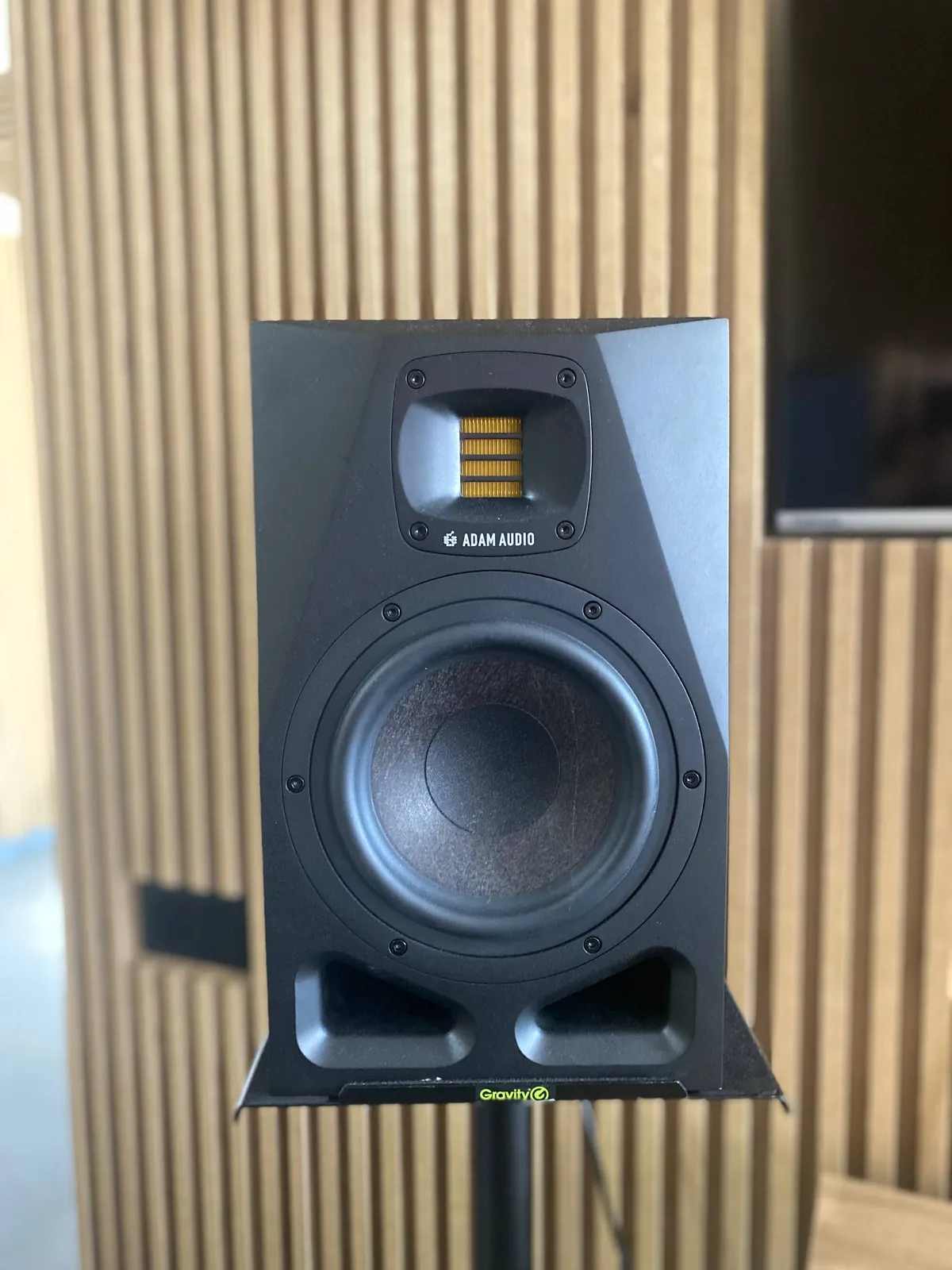 Студийные мониторы ADAM AUDIO A7V со стойками 1