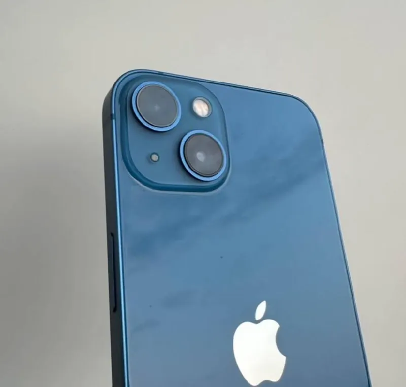 IPhone 13 на 256 ГБ с батареей 77% 2