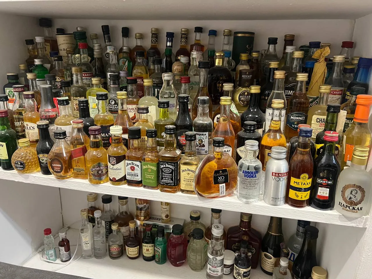 Коллекция миниатюрных бутылочек алкоголя 1