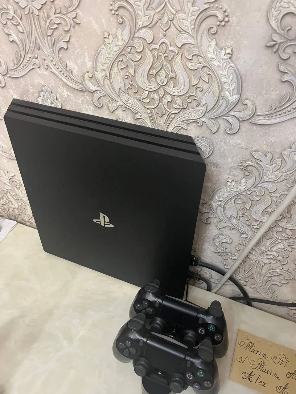 PlayStation 4 Pro с двумя джойстиками 1