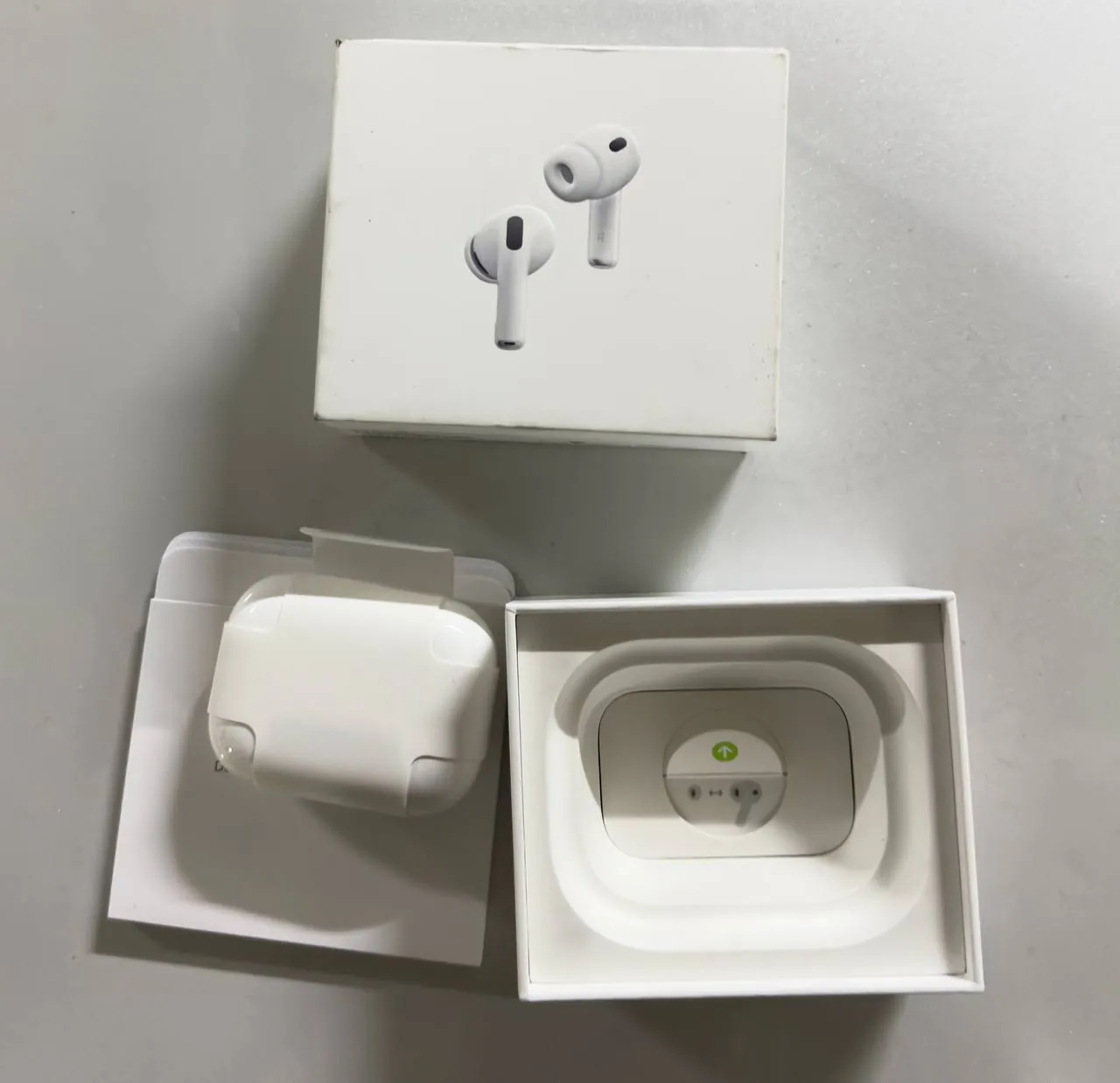 Apple Watch Ultra 2 и AirPods Pro 3 2