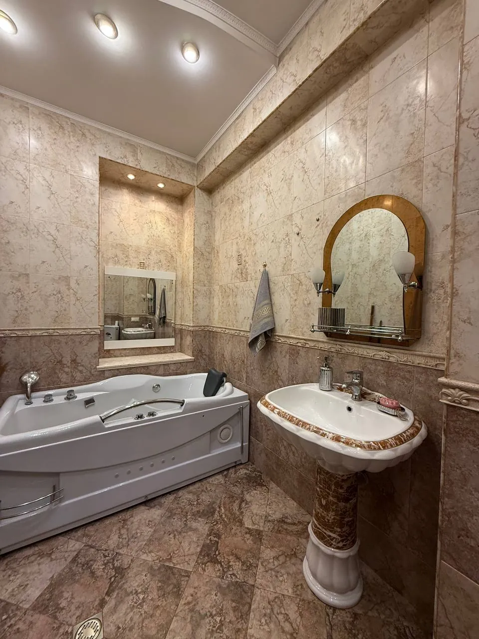 Квартира 180 м² с 2 спальнями в Сабуртало 9