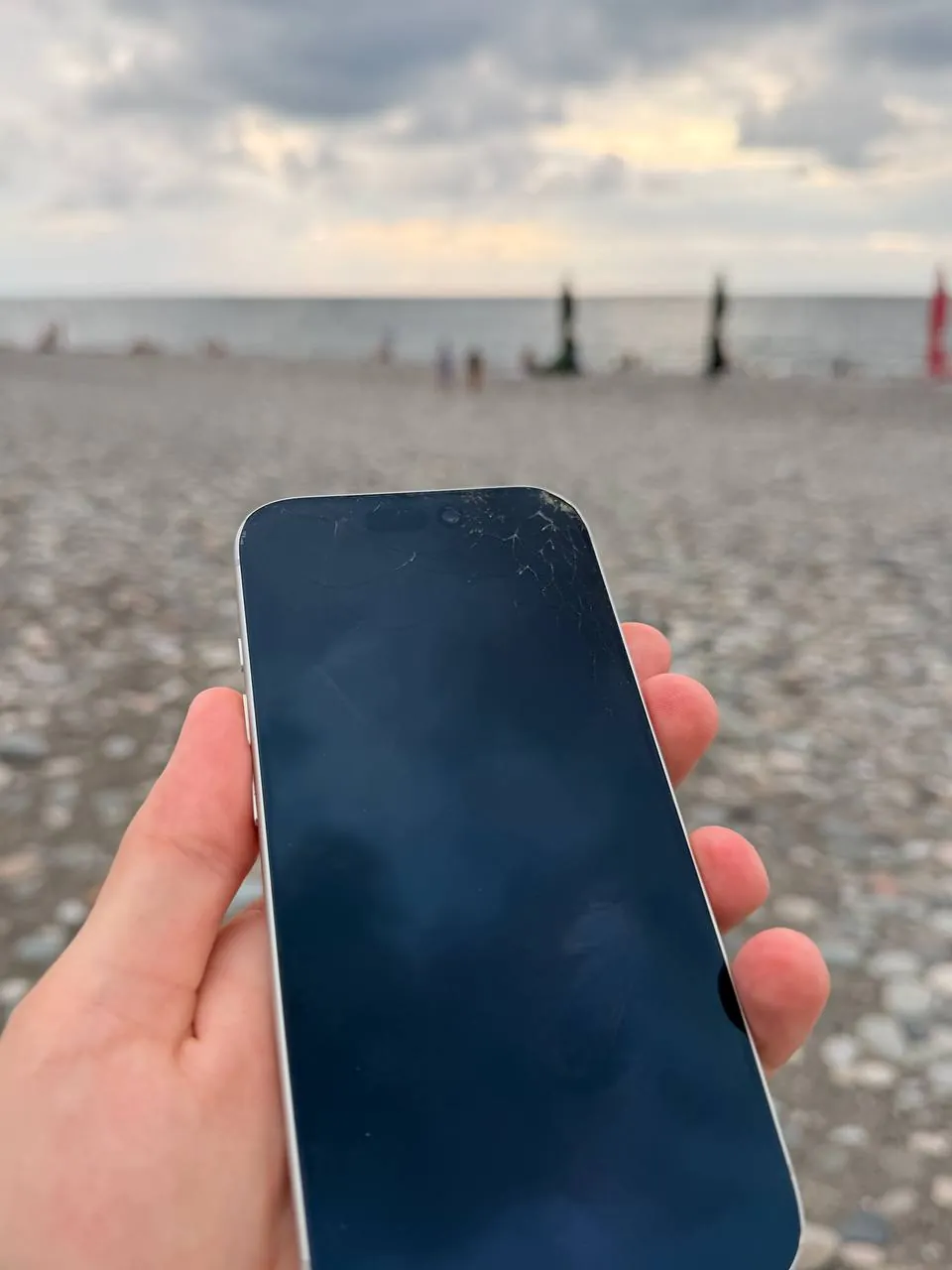 IPhone 17 Pro eSIM, экран с трещиной 4