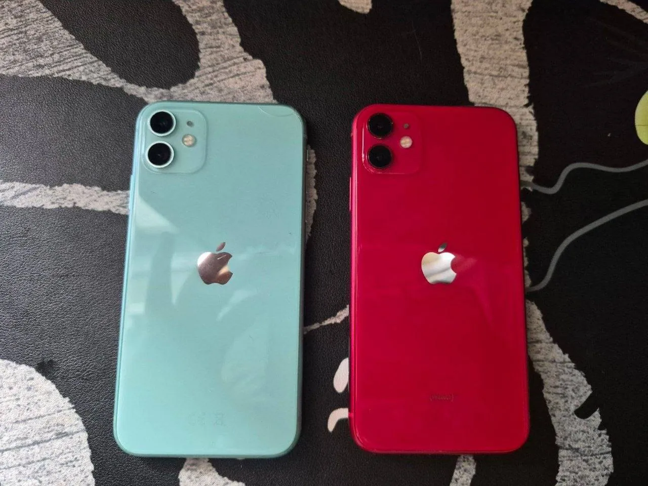 IPhone 11 зелёный и красный с дефектами 2