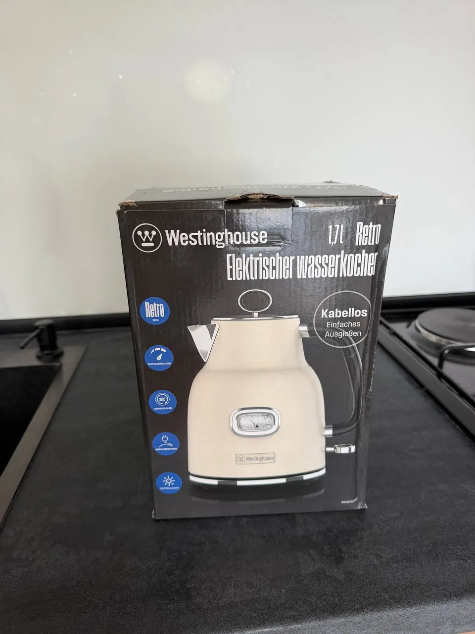 Электрочайник Westinghouse кремового цвета объёмом 1,7 литра 2