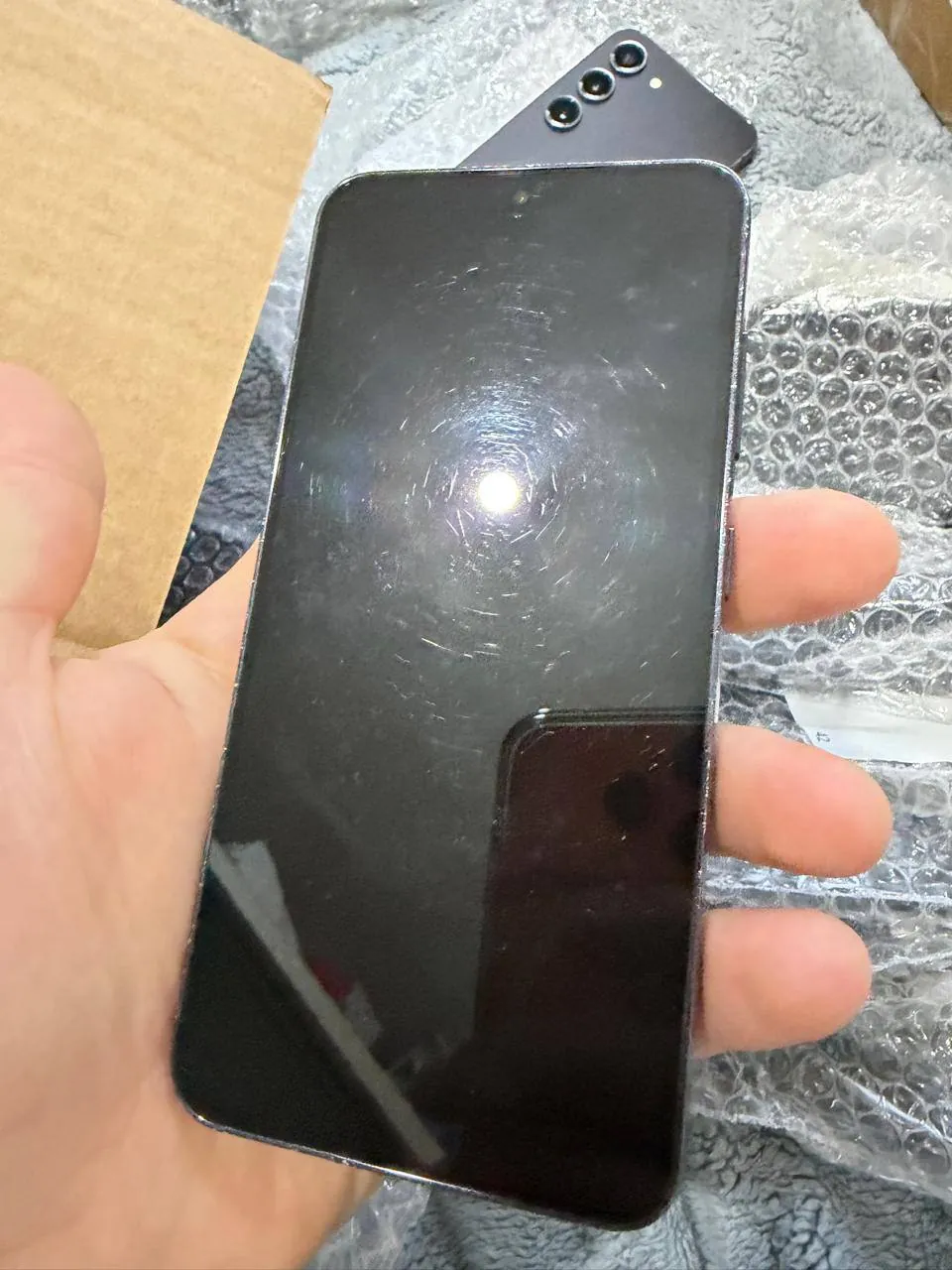 Samsung Galaxy S23 с царапинами на корпусе 2