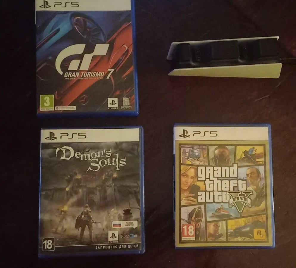 Диски для PS5 и зарядка Dualsense 1