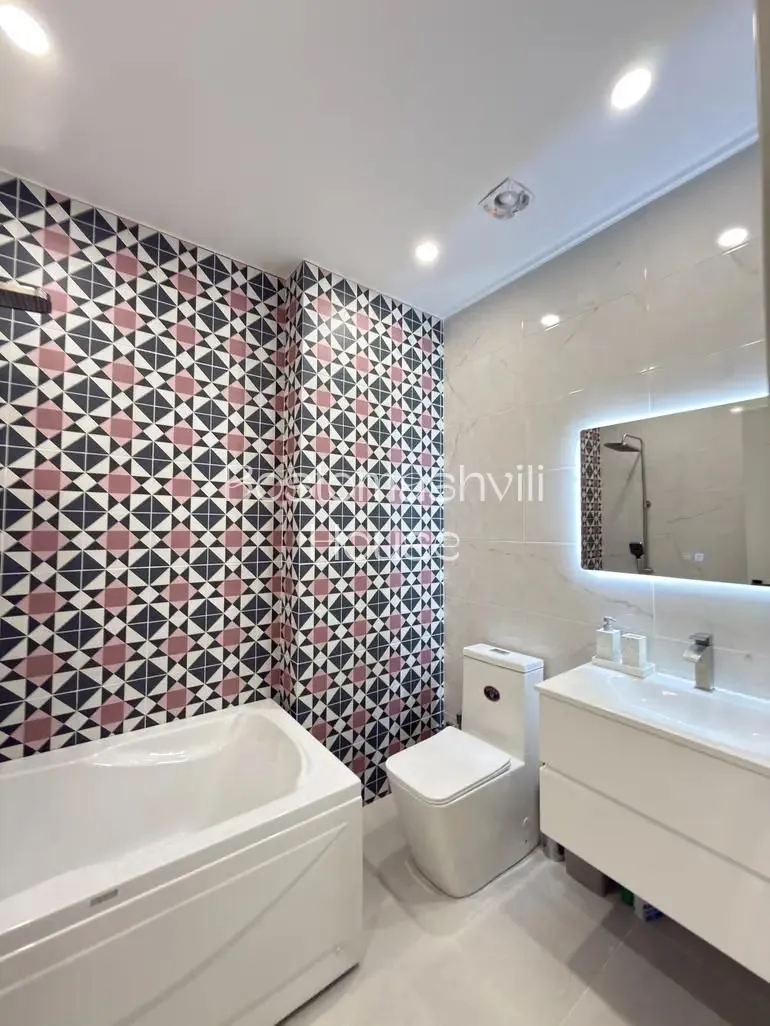 Квартира 120 м² с паркингом в Сабуртало 9
