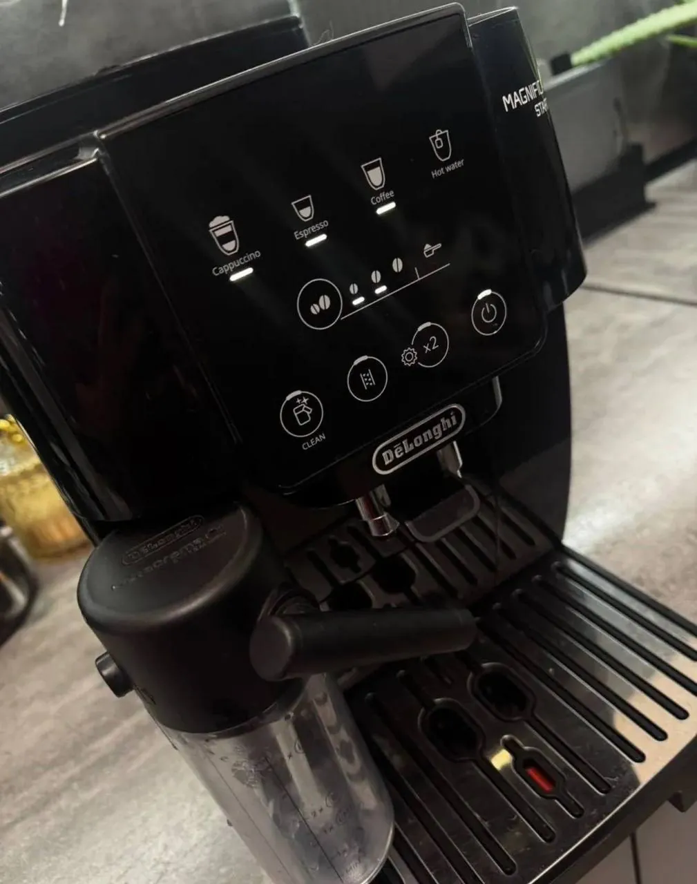 Автоматическая кофемашина Delonghi ECAM220 1