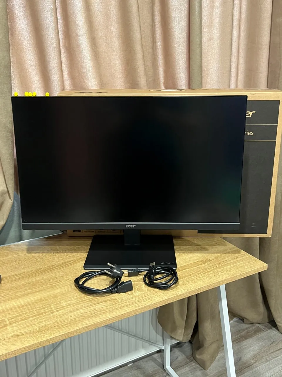 Монитор Acer 27 дюймов и компьютерный стол 1