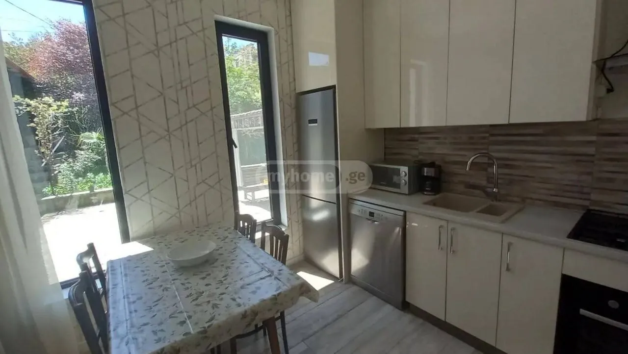 Дом 220 м² с двором в Табахмела 3