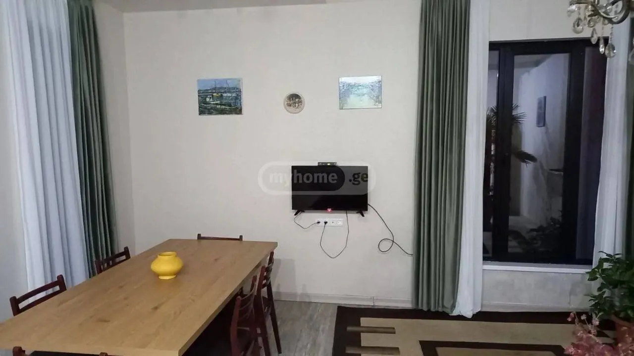 Дом 220 м² с двором в Табахмела 5