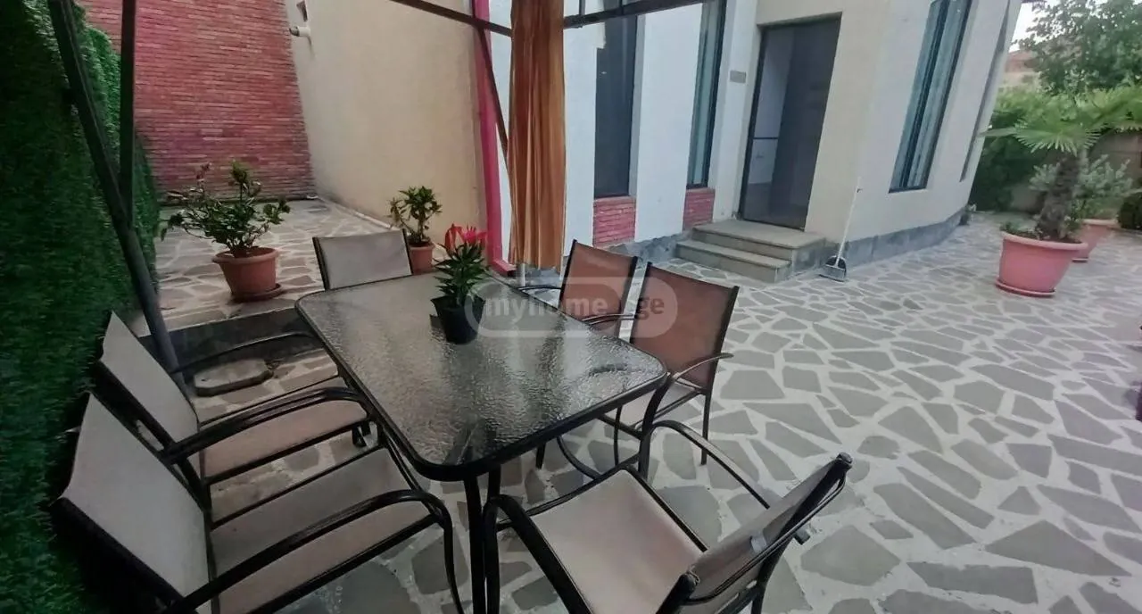 Дом 220 м² с двором в Табахмела 6