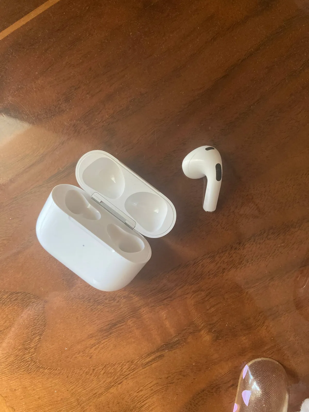 Левый наушник и кейс AirPods 3 1