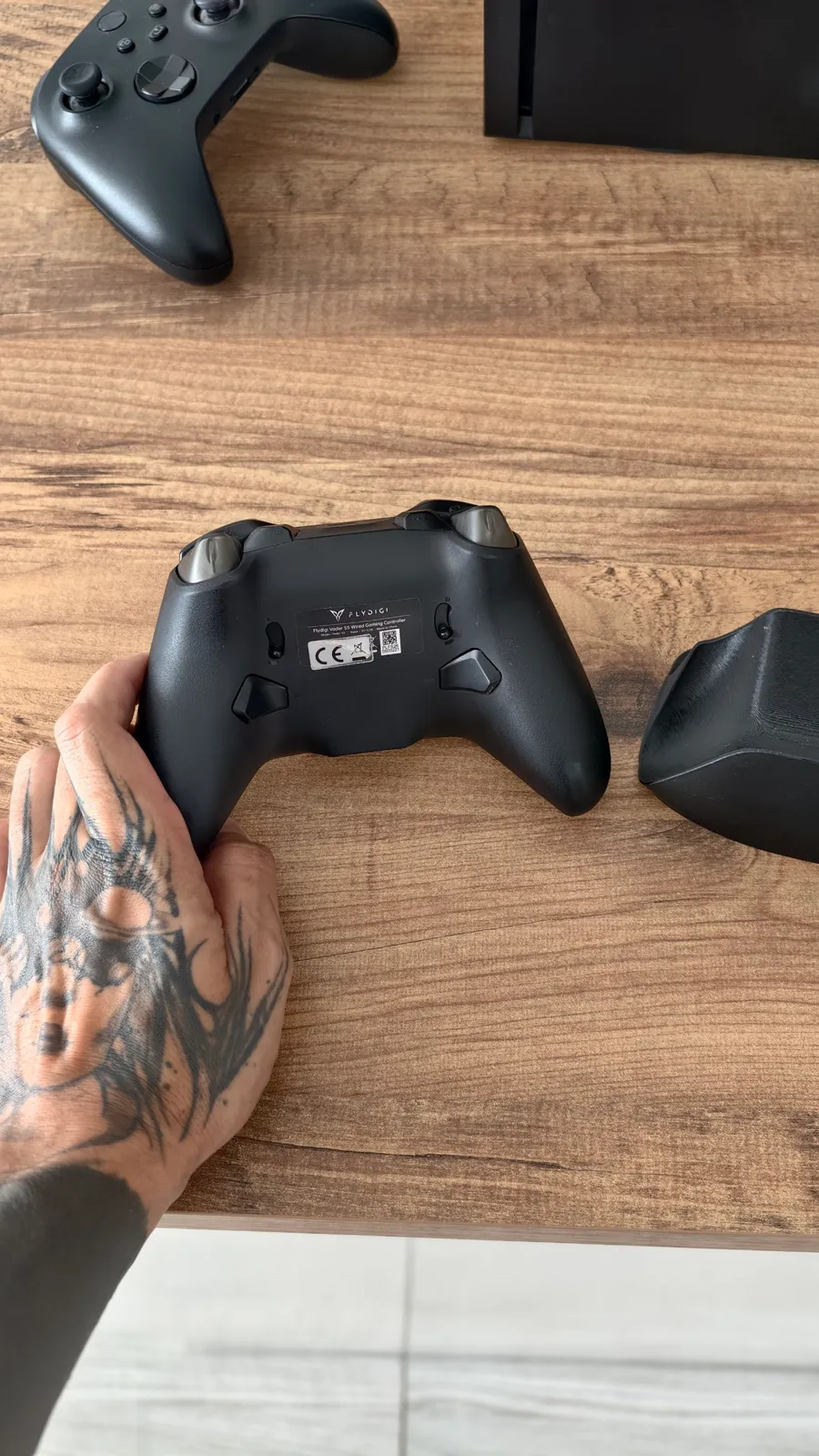 Xbox Series X с тремя геймпадами 4