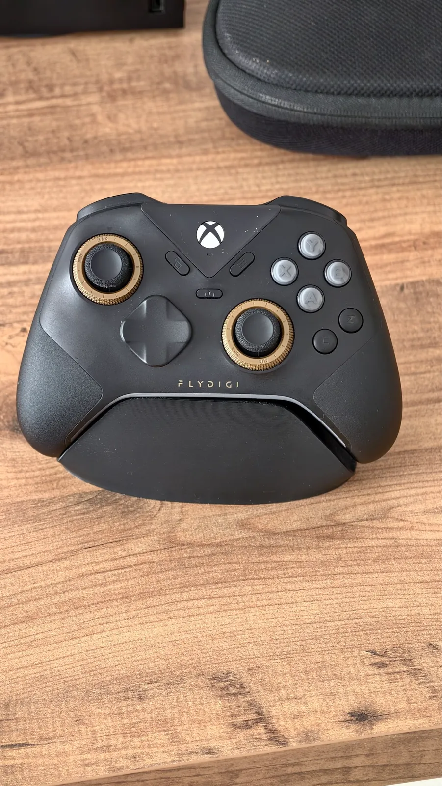 Xbox Series X с тремя геймпадами 2