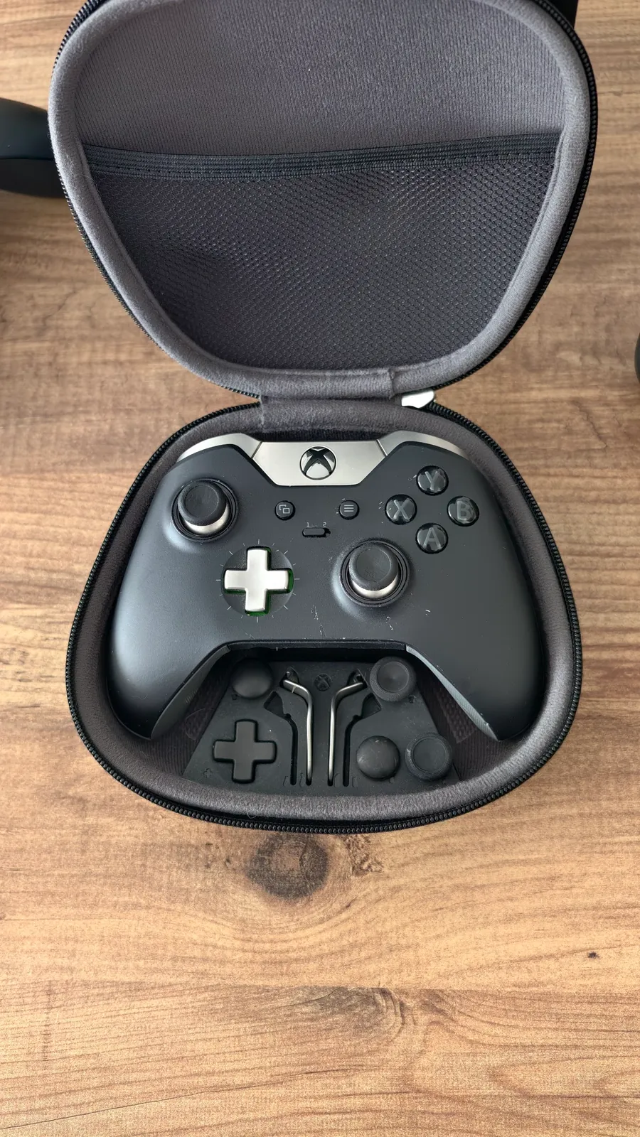 Xbox Series X с тремя геймпадами 5