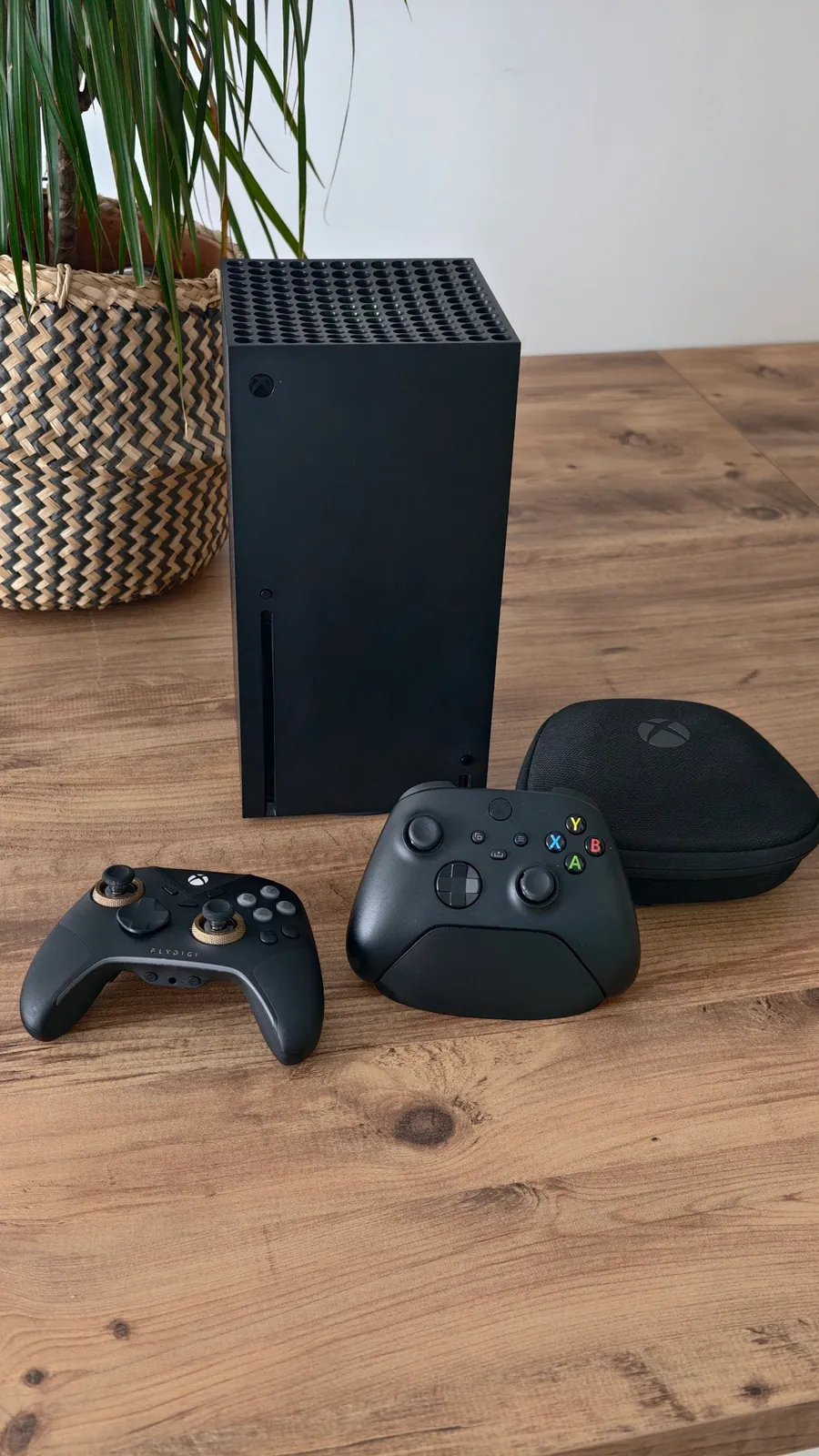 Xbox Series X с тремя геймпадами 1