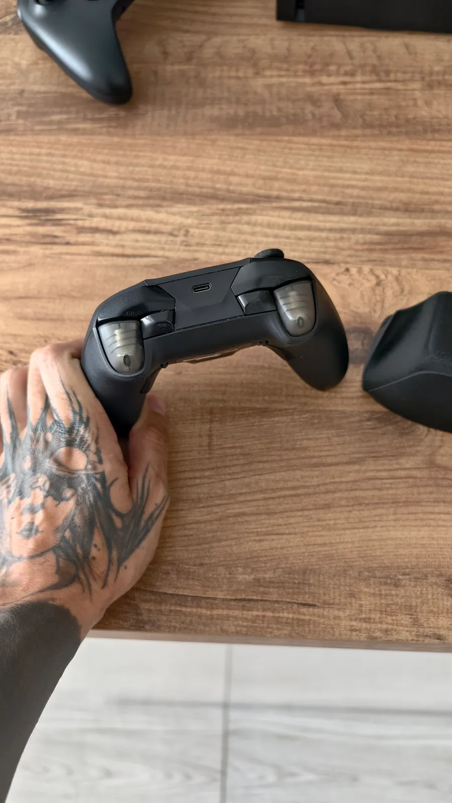 Xbox Series X с тремя геймпадами 3