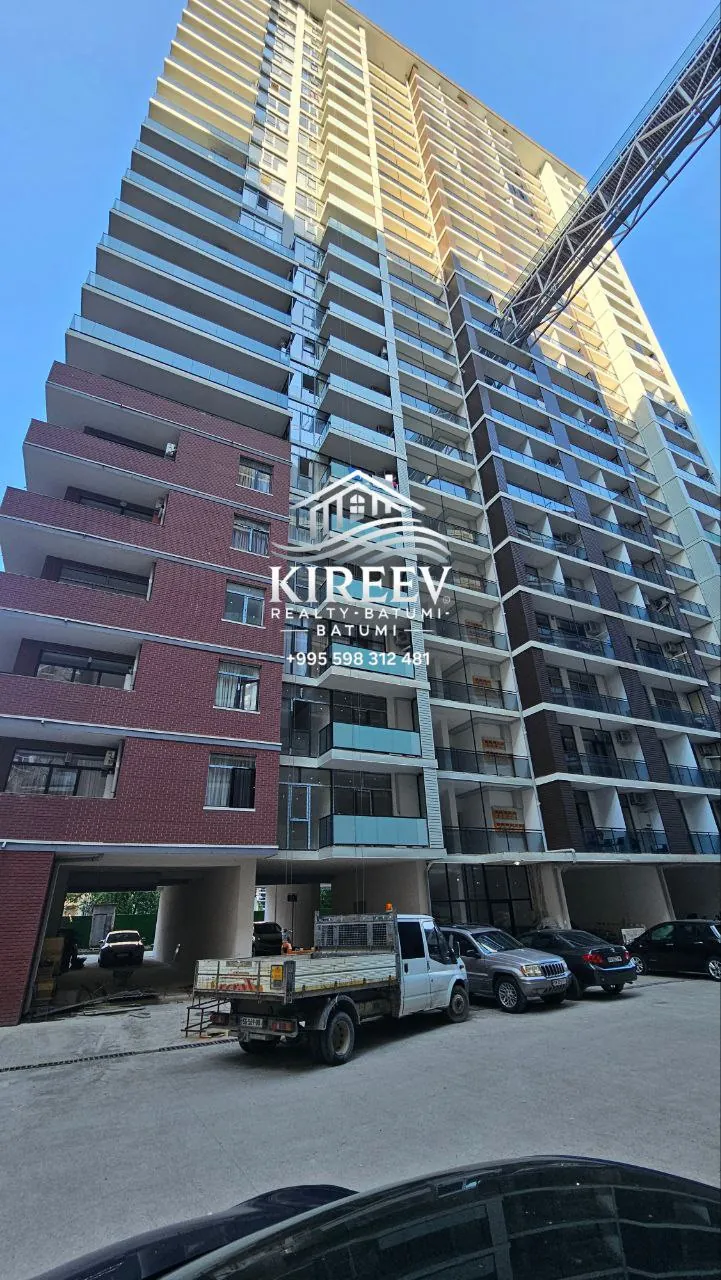 Квартира 65 м² с ремонтом на Ангиса 4
